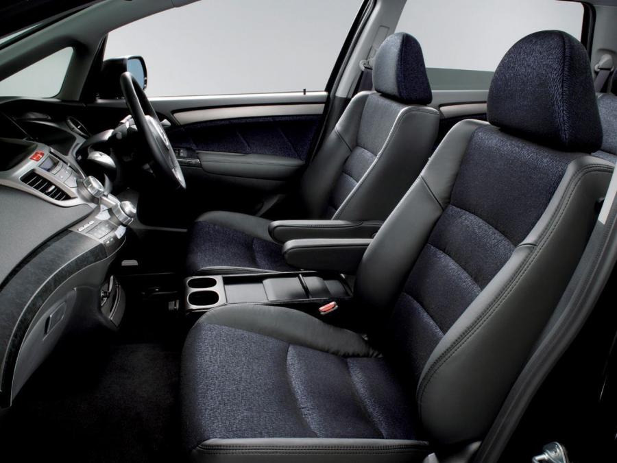  Honda Odyssey Absolute 2004 года  (фото 2 из 12)